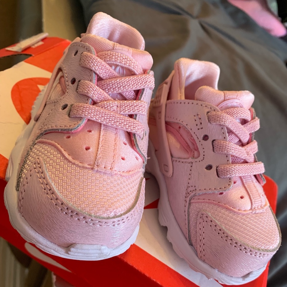 PINK NIKE HUARACHE 4C